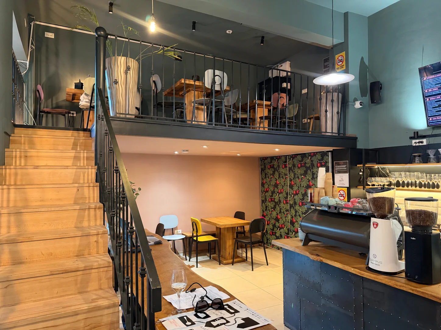 Interiorul cafenelei Adesso