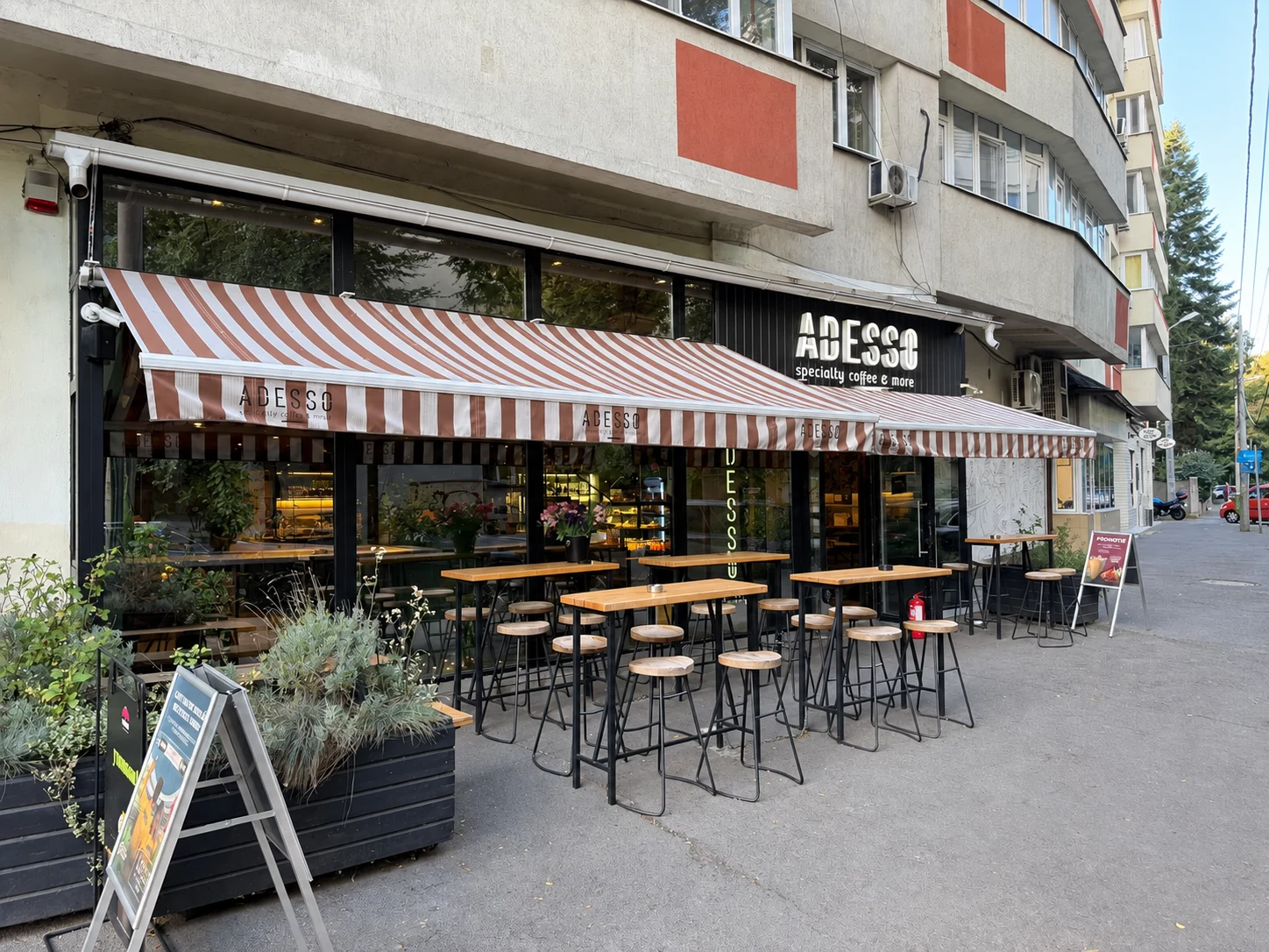 Terasa cafenelei Adesso de pe Barbu Delavrancea